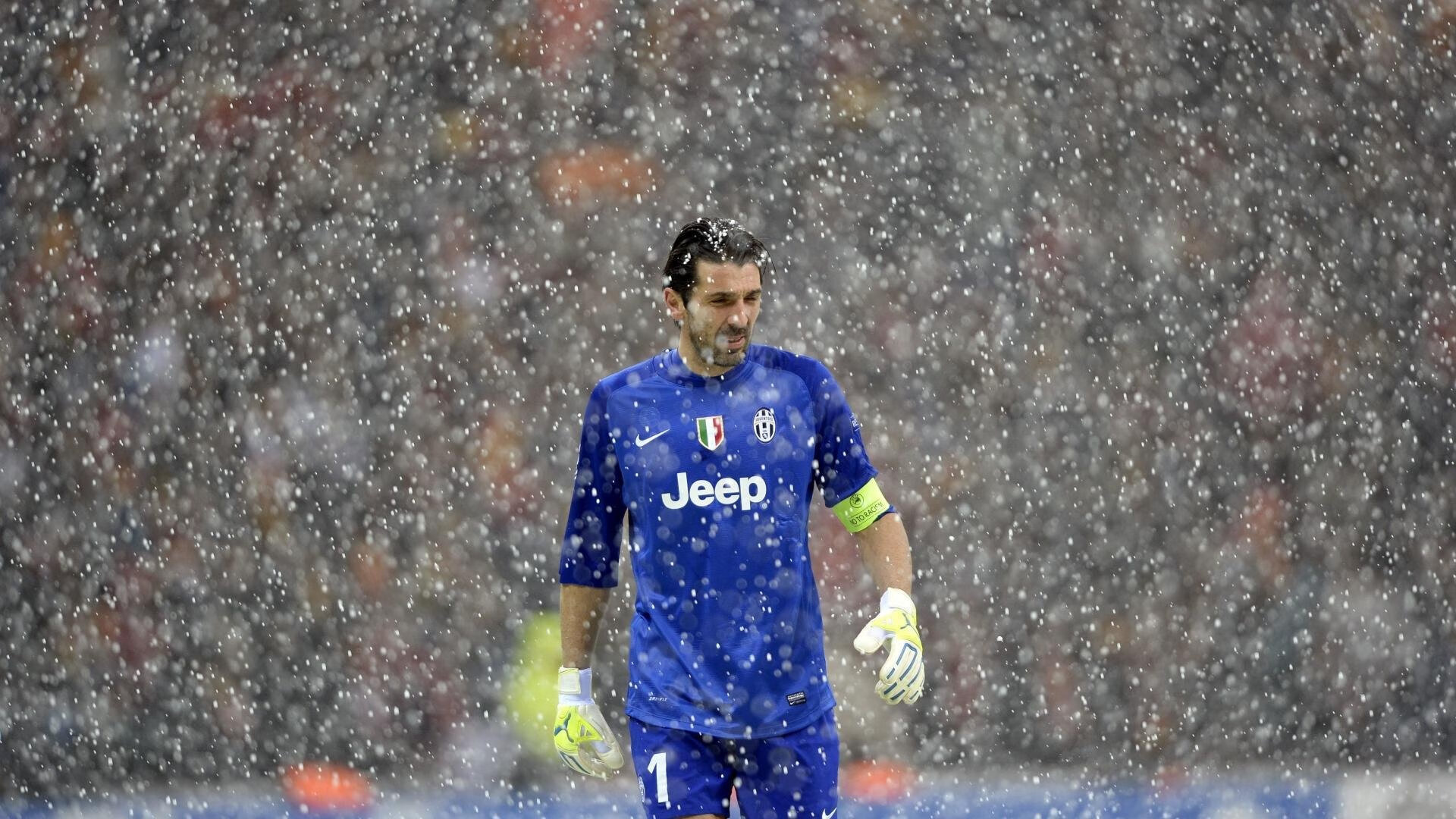 “2025世界运动会:运动舞蹈赛场,舞者以极限动作挑战完美姿态”