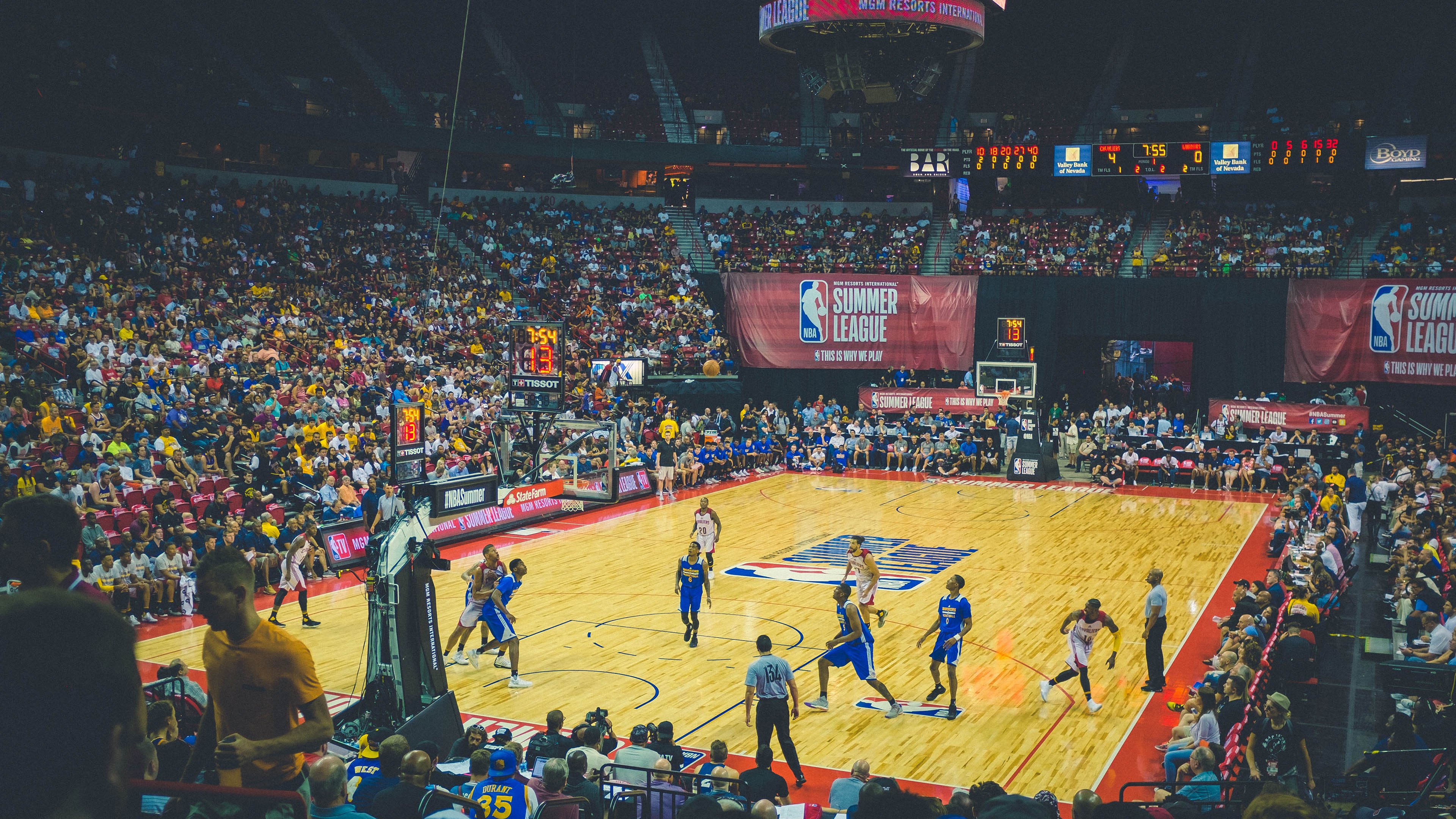 足球产业进入黄金时代